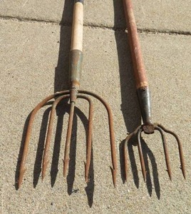lot 75 image: OLD TIME FISNING SPEARS