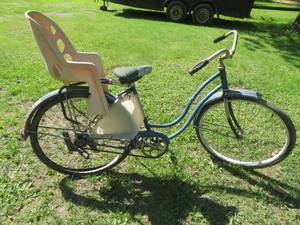 lot 80 image: VINTAGE SCHWINN HOLLYWOOD BIKE WITH CHILD SEAT