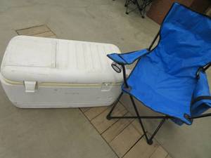 lot 89 image: IGLOO LARGE COOLER AND CAMP CHAIR.