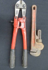lot 100 image: REGAL BOLT CUTTER  SM PIPE WRENCH.
