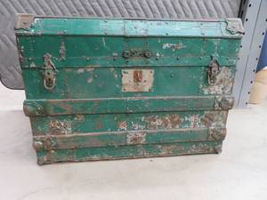 lot 108 image: VINTAGE TRUNK