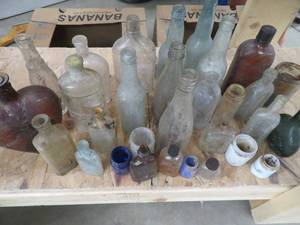 lot 113 image: ANTIQUE BOTTLES AND JARS