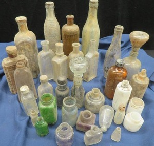 lot 115 image: LARGE LOT OF ANTIQUE BOTTLES