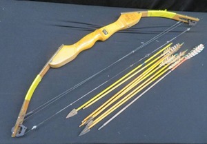lot 124 image: VINTAGE WOODEN BOW WITH ARROWS.