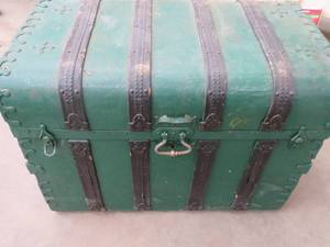 lot 148 image: VINTAGE TRUNK WITH ANTIQUE PICTURES