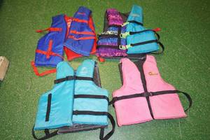 lot 27 image: 4 Adult Life Jackets