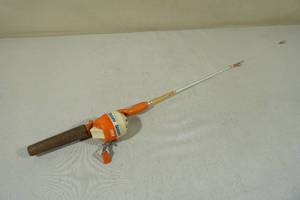 lot 33 image: Vintage Zebco Childrens Fishing Pole - Snoopy