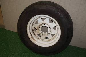lot 121 image: Carlisle Trailer Tire ST17580R13 On 5-Bolt Rim