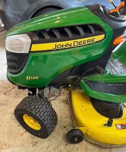 lot 1 image: John Deere Riding Lawn Mower 100 Series