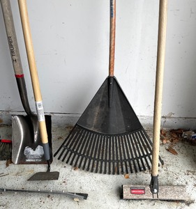 lot 128 image: Long Handled Tool Lot
