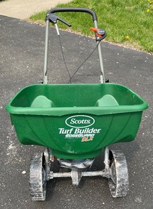 lot 110 image: Scotts Turf Builder Edge Guard Broadcast Spreader DLX