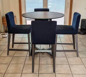 lot 4 image: Glass Topped Dining Table Set