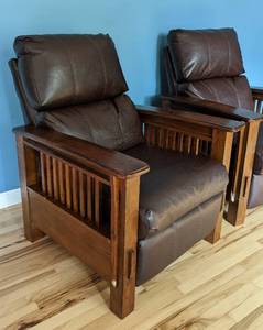lot 11 image: Pair of Ashley Furniture Mission Style Leather Recliners