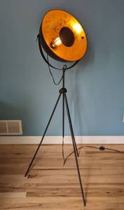lot 17 image: Retro Look Tripod Floor Lamp