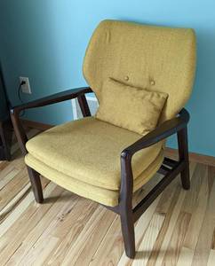 lot 9 image: Mid Century Style Accent Chair