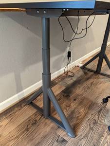 lot 18 image: IKEA SitStand Adjustable Office Desk and Chair