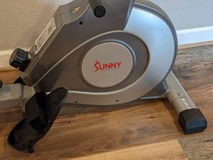 lot 59 image: Sunny Health and Fitness Rowing Machine