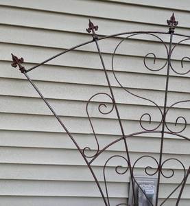 lot 171 image: Metal Garden Trellis