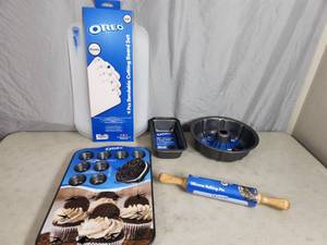 lot 82 image: New Oreo Pans and More