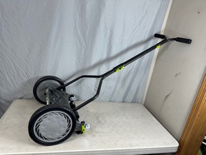 lot 7 image: Earthwise 14 inch Reel Lawn Mower