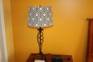 lot 900 image: Lot of (1) 31 Table Lamp with Shade