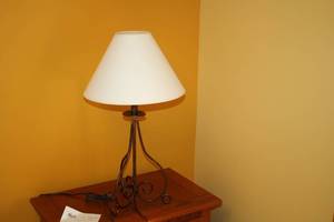 lot 901 image: Lot of (1) 27 Table Lamp with Shade