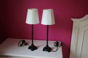 lot 904 image: Lot of (2) 21 Table Lamp with Shade