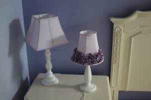 lot 905 image: Lot of (2) Table Lamp with Shade