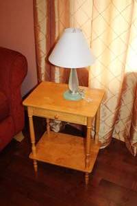 lot 913 image: Wood End Table with Table Lamp