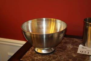 lot 922 image: Revereware 11 Stainless Steel Mixing Boal