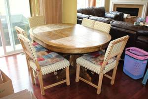 lot 891 image: Wood Kitchen Dining Table with Table Leaf and (6) Padded Chairs