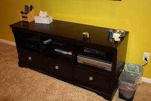 lot 933 image: Wood Entertainment Center