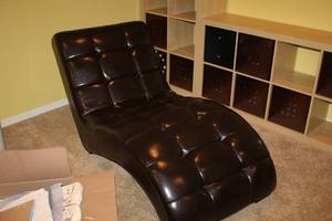 lot 936 image: Leather Lounger