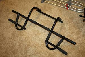 lot 983 image: Door Pull-Up Bar