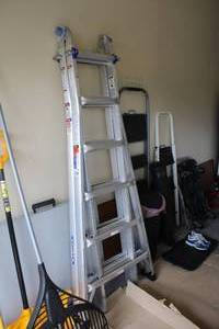 lot 990 image: Werner 25 Aluminum Adjustable Ladder MT-26