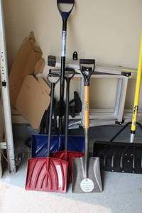 lot 993 image: Lot of (3) Shovels