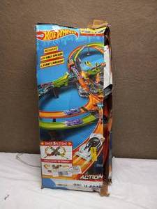 lot 17 image: HOT WHEELS COLOSSAL CRASH TRACK SET