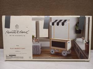 lot 19 image: NEW HEARTH AND HAND ICE CREAM CART