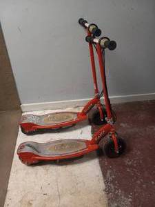 lot 71 image: 2 ELECTRIC RAZOR SCOOTERS