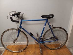 lot 76 image: VINTAGE SCHWINN CONTINENTAL BICYCLE