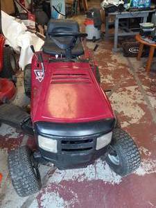 lot 82 image: MURRAY RIDING MOWER