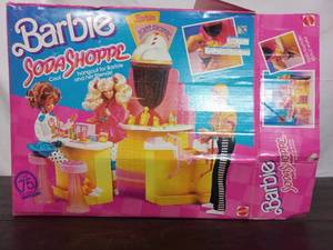 lot 1 image: Vintage Barbie Soda Shoppe Set