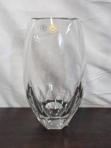 lot 7 image: Living Quarters Mouthblown Hand Cut 24% Lead Crystal Vase