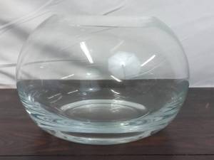 lot 27 image: Handmade Glass Lowboy Vessel