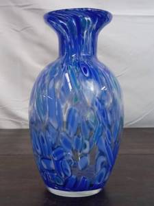 lot 28 image: Murano Style Glass Vase