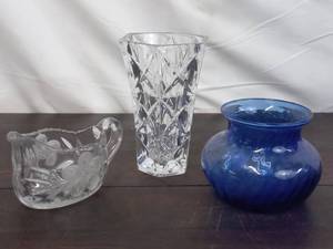 lot 31 image: Three GlassCrystal Pieces