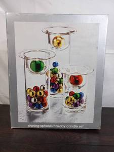 lot 39 image: Shining Spheres Holiday Candle Set