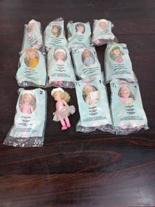 lot 47 image: Madame Alexander McDonalds Dolls