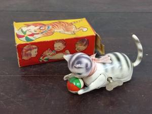 lot 122 image: Vintage Playful Cat Wind-Up Toy
