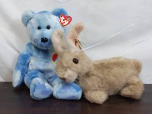 lot 125 image: TY Co. Beanie Baby Collection Peace Bear And Buttons